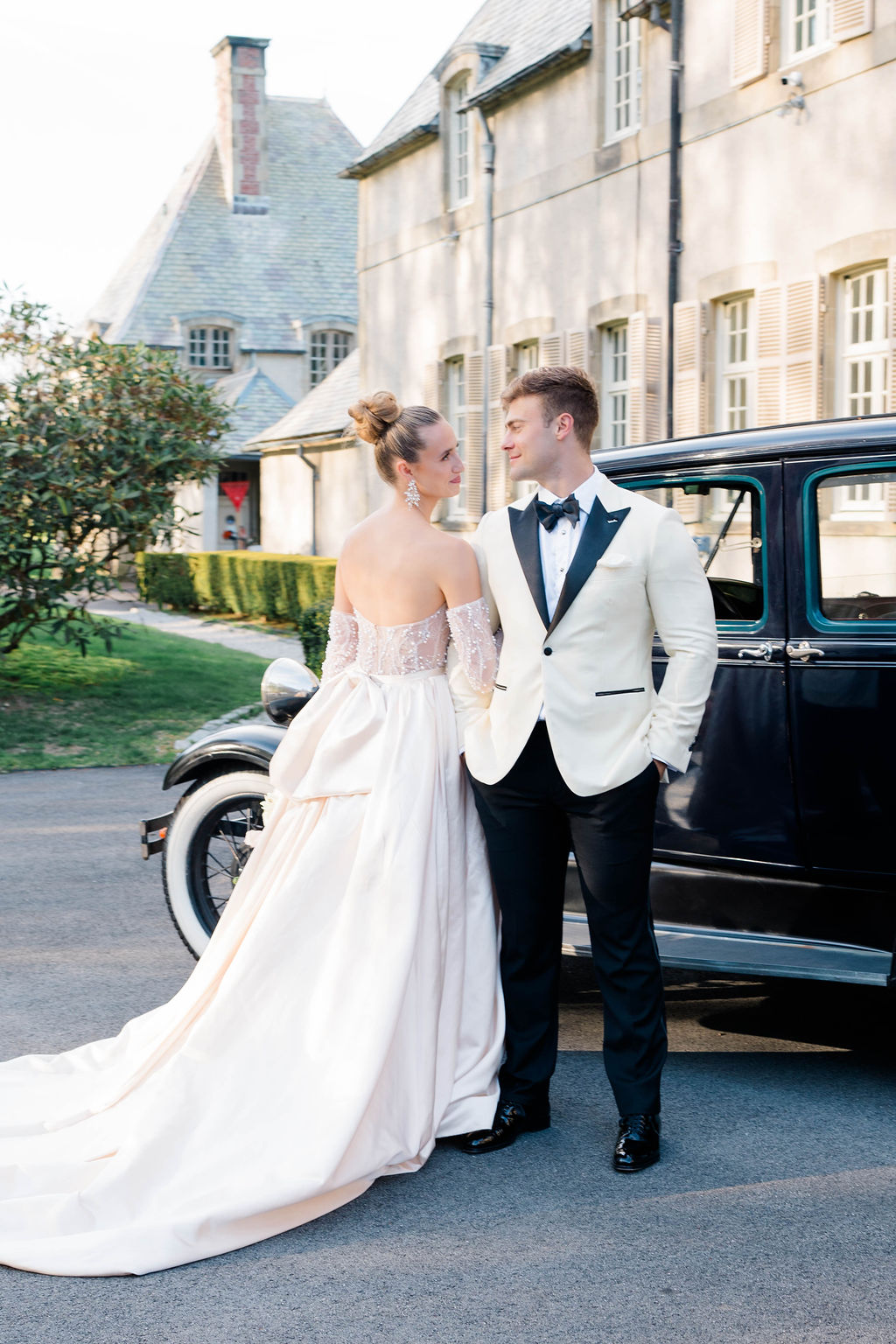 Glen Manor House Wedding Cost | Caprio Captured Photography Light and Airy Wedding Photography | Bride and Groom looking at each other